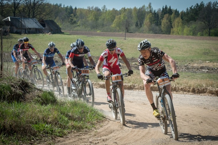 Spītējot putekļiem un saulei, 27. aprīlī vairāk kā 2000 dalībnieki pieveica SEB MTB maratona 1. posmu Cēsis - Valmiera. Vairāk - www.velo.lv Spītējot putekļiem un saulei, 27. aprīlī vairāk kā 2000 dalībnieki pieveica SEB MTB maratona 1. posmu Cēsis - Valmiera. Vairāk - www.velo.lv 119830