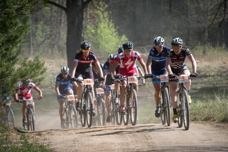 Spītējot putekļiem un saulei, 27. aprīlī vairāk kā 2000 dalībnieki pieveica SEB MTB maratona 1. posmu Cēsis - Valmiera. Vairāk - www.velo.lv Spītējot putekļiem un saulei, 27. aprīlī vairāk kā 2000 dalībnieki pieveica SEB MTB maratona 1. posmu Cēsis - Valmiera. Vairāk - www.velo.lv 119837