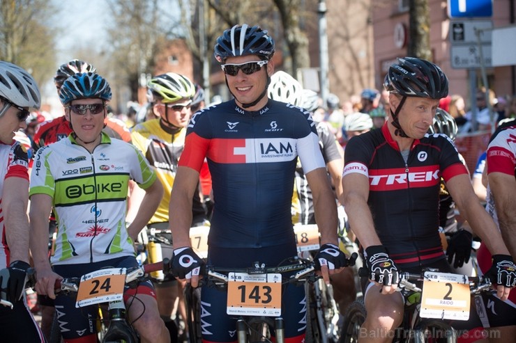 Spītējot putekļiem un saulei, 27. aprīlī vairāk kā 2000 dalībnieki pieveica SEB MTB maratona 1. posmu Cēsis - Valmiera. Vairāk - www.velo.lv Spītējot putekļiem un saulei, 27. aprīlī vairāk kā 2000 dalībnieki pieveica SEB MTB maratona 1. posmu Cēsis - Valmiera. Vairāk - www.velo.lv 119843