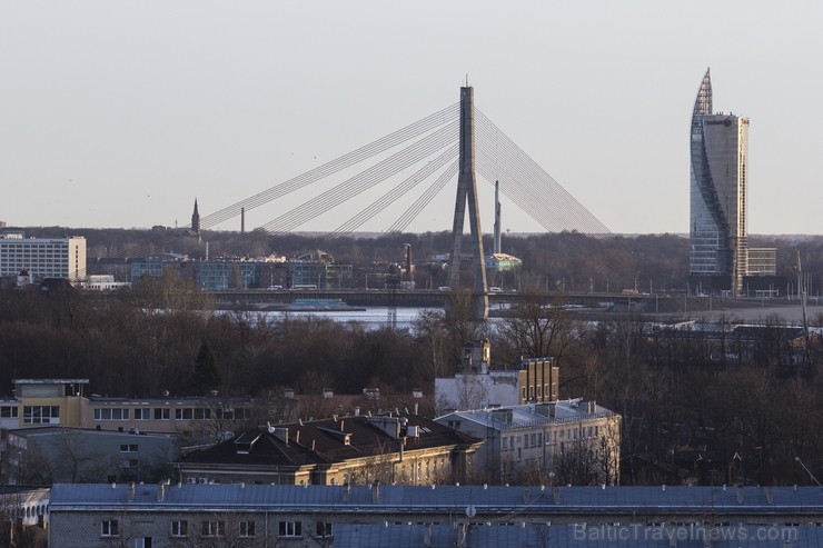 Restorāns ir izvietots 12.stāvā, un tajā varat baudīt lielisku virtuvi. No tā paveras brīnišķīgs skats uz Rīgu Restorāns ir izvietots 12.stāvā, un tajā varat baudīt lielisku virtuvi. No tā paveras brīnišķīgs skats uz Rīgu 119953