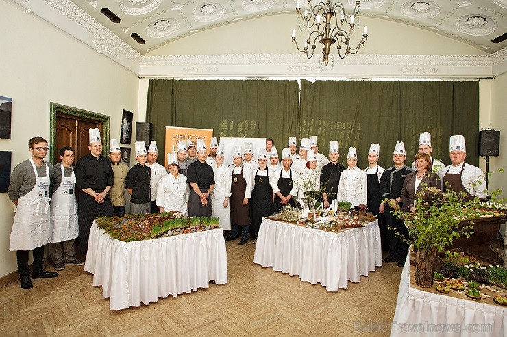 Atklājot Pavasara Rīgas restorānu nedēļu, Rīgas labāko restorānu šefpavāri kopā ar atzītiem Rīgas arhitektiem no dažādiem produktiem pagatavoja Rīgas  119970