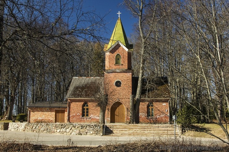 Limbažu Jūras ielas kapus sauc arī par Limbažu kapiem. Kapos apglabāts Latvijas himnas autors Baumaņu Kārlis Limbažu Jūras ielas kapus sauc arī par Limbažu kapiem. Kapos apglabāts Latvijas himnas autors Baumaņu Kārlis 120088