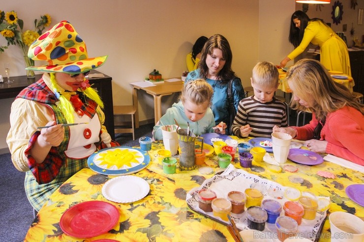 Visa pasākuma gaitā radošajā darbnīcā mazus apmeklētājus sagaidīja klauns, kurš palīdzēja bērniem radoši izpausties saulīšu krāsošanā 120145