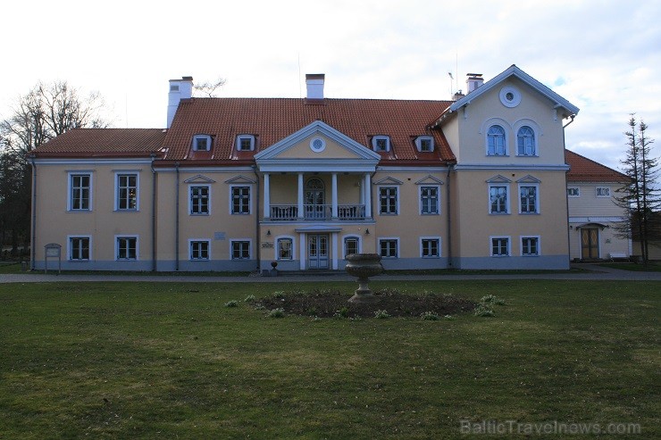 Romantiskā 16.gs. muiža ar divām galvenajām ēkām un 25 muižas ēkām izvietota blakus Lahemaa Nacionālajam parkam un Mustoja upei. Muižas komplekss atro 120664