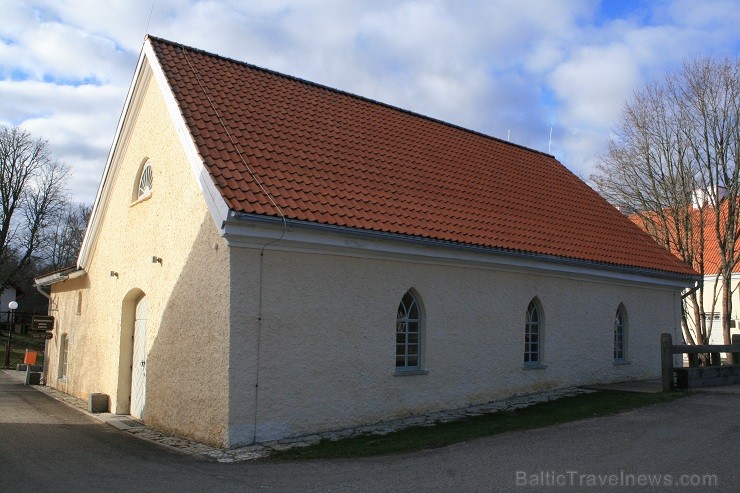 Romantiskā 16.gs. muiža ar divām galvenajām ēkām un 25 muižas ēkām izvietota blakus Lahemaa Nacionālajam parkam un Mustoja upei. Muižas komplekss atro 120670