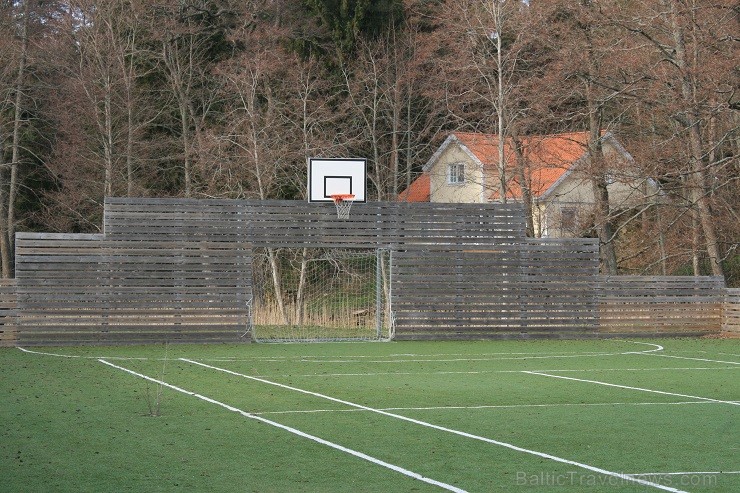 Divi vienā - muižas teritorijā var spēlēt gan futbolu, gan basketbolu - www.vihulamanor.com 120681