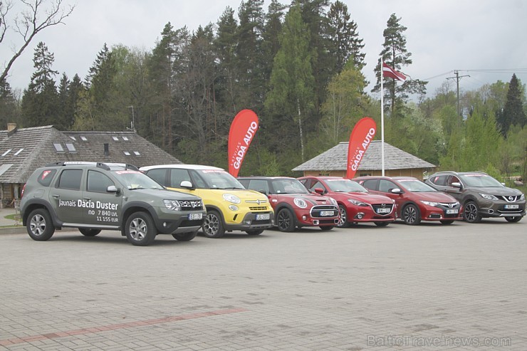 «Gada auto 2015» kandidāti izbrauc Latvijas lielceļos un neceļos 121095