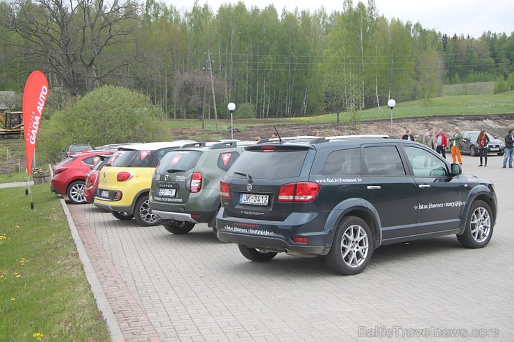 «Gada auto 2015» kandidāti izbrauc Latvijas lielceļos un neceļos 121098