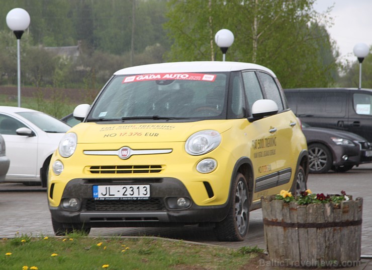 «Gada auto 2015» viens no kandidātiem - Fiat 500 L Trekking, kas pārsteidza ar savu labo gaitu uz nelīdzena asfalta seguma un plašo pasažieru telpu, a 121108