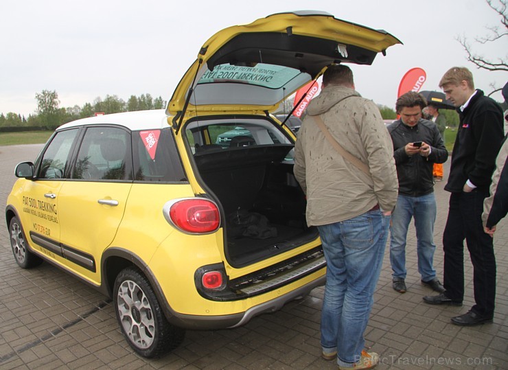 «Gada auto 2015» kandidāts Fiat 500 L Trekking uzrādīja daudz labu ceļojuma īpašību, bet bagažnieka telpa... pavisam maza 121109