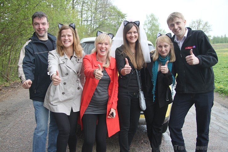 «Gada auto 2015» testa dalībnieki kopbildē ar meitenēm no Latgales 121111