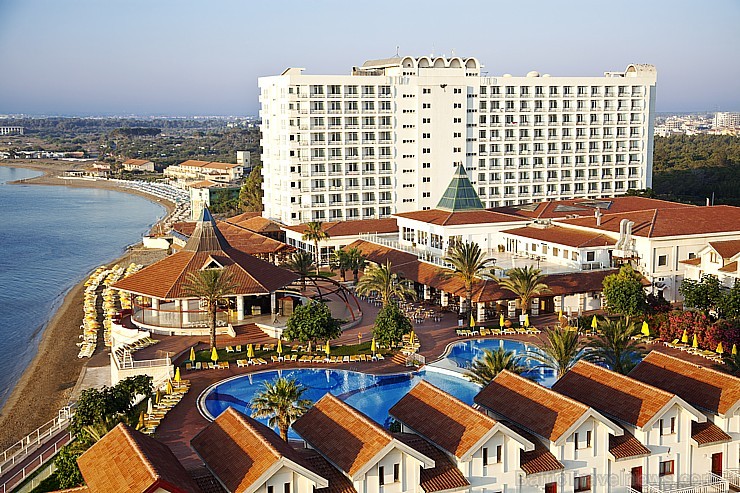Salamis Bay Conti Resort pieczvaigžņu viesnīca atrodas uz 65 akru lielas zemes platības, ko ieskauj plaša, nepiesārņota daba un tīrs gaiss. Turpat bla 121163