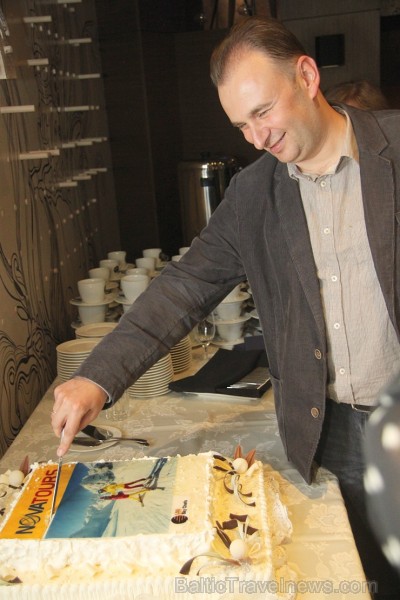 Starptautiskā tūroperatora «Novatours» (www.novatours.lv) vadītājs Leonīds Močeņevs servē īpašo «Novatours» torti 121447