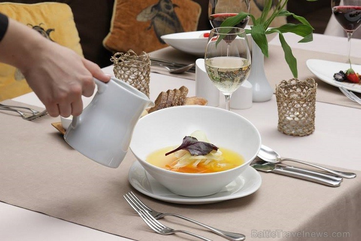 Vecrīgas viesnīcas Wellton Centrum Hotel & Spa restorāna Melnā Bite kolektīvs aicina nogaršot ēdienus no jaunās un papildinātās ēdienkartes. Vairāk - Vecrīgas viesnīcas Wellton Centrum Hotel & Spa restorāna Melnā Bite kolektīvs aicina nogaršot ēdienus no jaunās un papildinātās ēdienkartes. Vairāk - 121449