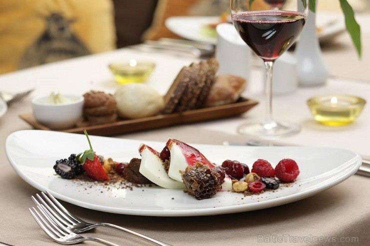 Vecrīgas viesnīcas Wellton Centrum Hotel & Spa restorāna Melnā Bite kolektīvs aicina nogaršot ēdienus no jaunās un papildinātās ēdienkartes. Vairāk - Vecrīgas viesnīcas Wellton Centrum Hotel & Spa restorāna Melnā Bite kolektīvs aicina nogaršot ēdienus no jaunās un papildinātās ēdienkartes. Vairāk - 121450