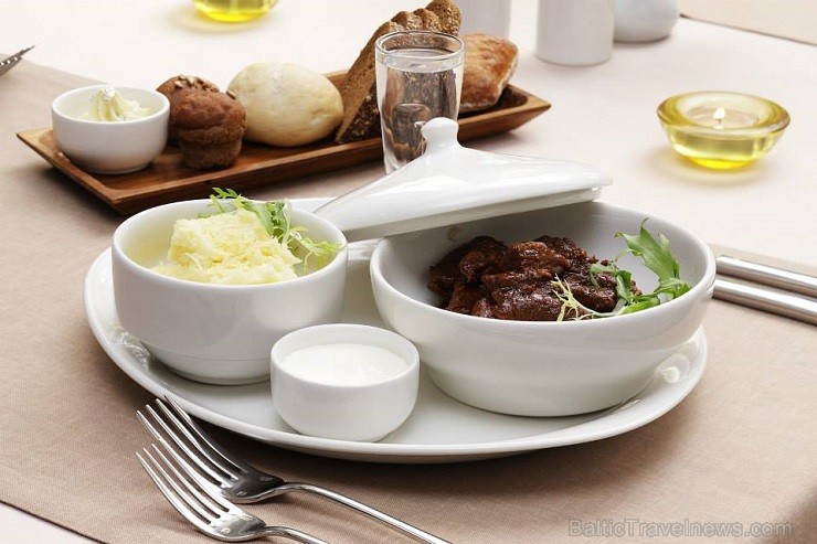 Vecrīgas viesnīcas Wellton Centrum Hotel & Spa restorāna Melnā Bite kolektīvs aicina nogaršot ēdienus no jaunās un papildinātās ēdienkartes. Vairāk - Vecrīgas viesnīcas Wellton Centrum Hotel & Spa restorāna Melnā Bite kolektīvs aicina nogaršot ēdienus no jaunās un papildinātās ēdienkartes. Vairāk - 121454