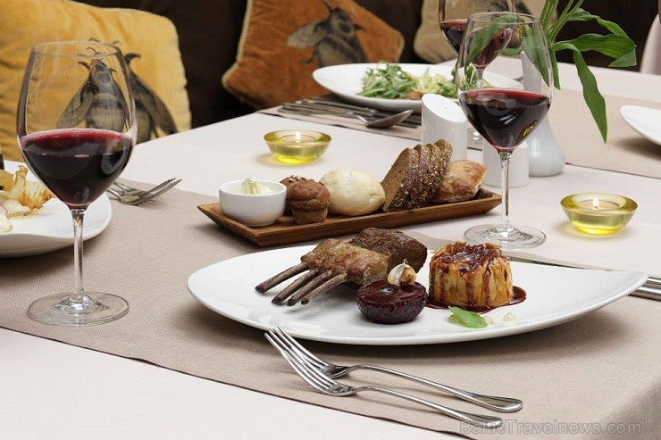 Vecrīgas viesnīcas Wellton Centrum Hotel & Spa restorāna Melnā Bite kolektīvs aicina nogaršot ēdienus no jaunās un papildinātās ēdienkartes. Vairāk - Vecrīgas viesnīcas Wellton Centrum Hotel & Spa restorāna Melnā Bite kolektīvs aicina nogaršot ēdienus no jaunās un papildinātās ēdienkartes. Vairāk - 121456