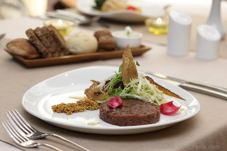 Vecrīgas viesnīcas Wellton Centrum Hotel & Spa restorāna Melnā Bite kolektīvs aicina nogaršot ēdienus no jaunās un papildinātās ēdienkartes. Vairāk - Vecrīgas viesnīcas Wellton Centrum Hotel & Spa restorāna Melnā Bite kolektīvs aicina nogaršot ēdienus no jaunās un papildinātās ēdienkartes. Vairāk - 121457