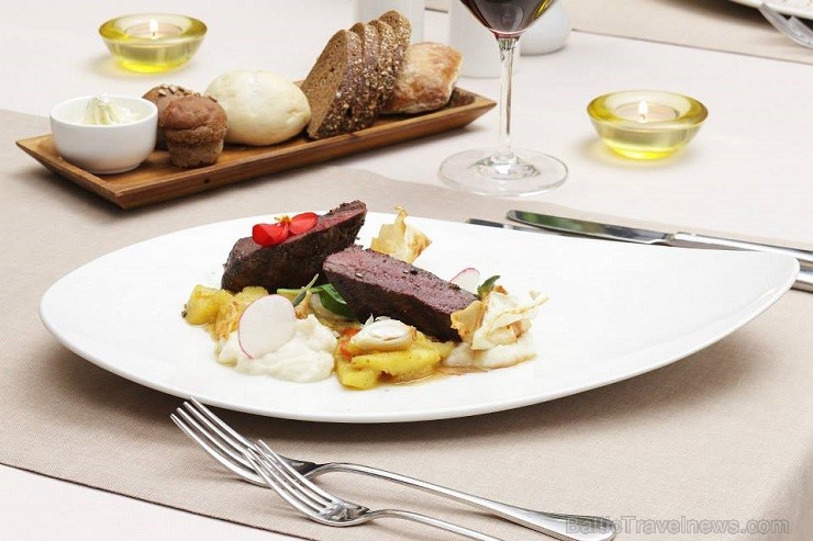 Vecrīgas viesnīcas Wellton Centrum Hotel & Spa restorāna Melnā Bite kolektīvs aicina nogaršot ēdienus no jaunās un papildinātās ēdienkartes. Vairāk - Vecrīgas viesnīcas Wellton Centrum Hotel & Spa restorāna Melnā Bite kolektīvs aicina nogaršot ēdienus no jaunās un papildinātās ēdienkartes. Vairāk - 121461