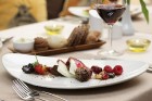 Vecrīgas viesnīcas Wellton Centrum Hotel & Spa restorāna Melnā Bite kolektīvs aicina nogaršot ēdienus no jaunās un papildinātās ēdienkartes. Vairāk -  3