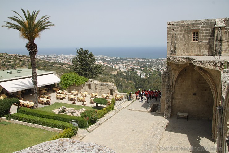 Bellapē (Bellapais) abatiju Ziemeļkiprā uzcēla augustīniešu ordeņa mūki 1200. gadā. Abatija ir krāšņākais gotiskās arhitektūras piemineklis Kiprā. 121682