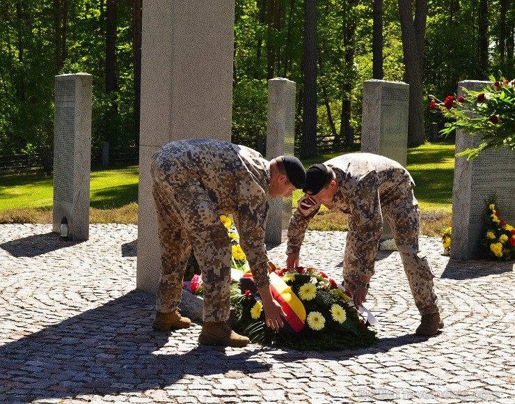 Brāļu kapu komiteja, kā Vācu kara kapu kopšanas Tautas apvienības partnerorganizācija Latvijā, 15. maijā   Otrā pasaules kara vācu karavīru kapos Stro 121689