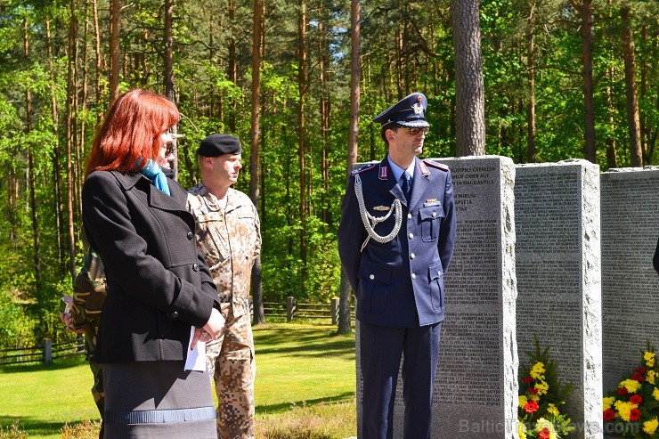 Brāļu kapu komiteja, kā Vācu kara kapu kopšanas Tautas apvienības partnerorganizācija Latvijā, 15. maijā   Otrā pasaules kara vācu karavīru kapos Stro 121690