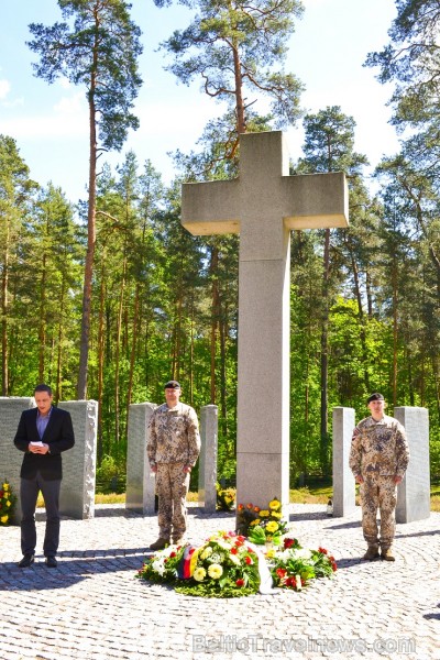 Brāļu kapu komiteja, kā Vācu kara kapu kopšanas Tautas apvienības partnerorganizācija Latvijā, 15. maijā   Otrā pasaules kara vācu karavīru kapos Stro 121691