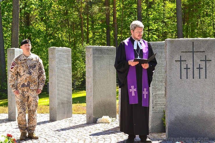 Brāļu kapu komiteja, kā Vācu kara kapu kopšanas Tautas apvienības partnerorganizācija Latvijā, 15. maijā   Otrā pasaules kara vācu karavīru kapos Stro 121692