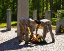 Brāļu kapu komiteja, kā Vācu kara kapu kopšanas Tautas apvienības partnerorganizācija Latvijā, 15. maijā   Otrā pasaules kara vācu karavīru kapos Stro 7