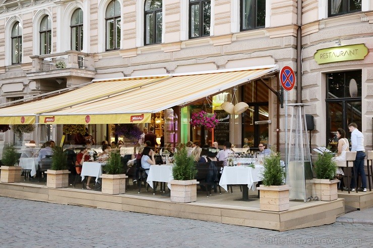 22. maija saulainajā vakarā restorānā Burkāns pulcējās īsti gardēži, lai baudītu Latvijā zināmu šefpavāru pagatavotus ēdienus un piemeklētus vīnus - w 22. maija saulainajā vakarā restorānā Burkāns pulcējās īsti gardēži, lai baudītu Latvijā zināmu šefpavāru pagatavotus ēdienus un piemeklētus vīnus - w 122947