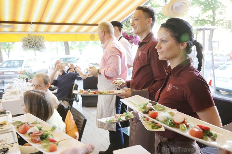 22. maija saulainajā vakarā restorānā Burkāns pulcējās īsti gardēži, lai baudītu Latvijā zināmu šefpavāru pagatavotus ēdienus un piemeklētus vīnus - w 122976