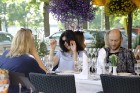 22. maija saulainajā vakarā restorānā Burkāns pulcējās īsti gardēži, lai baudītu Latvijā zināmu šefpavāru pagatavotus ēdienus un piemeklētus vīnus - w 12