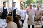 22. maija saulainajā vakarā restorānā Burkāns pulcējās īsti gardēži, lai baudītu Latvijā zināmu šefpavāru pagatavotus ēdienus un piemeklētus vīnus - w 20