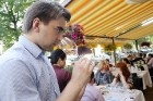 22. maija saulainajā vakarā restorānā Burkāns pulcējās īsti gardēži, lai baudītu Latvijā zināmu šefpavāru pagatavotus ēdienus un piemeklētus vīnus - w 27