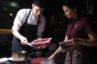 22. maija saulainajā vakarā restorānā Burkāns pulcējās īsti gardēži, lai baudītu Latvijā zināmu šefpavāru pagatavotus ēdienus un piemeklētus vīnus - w 47