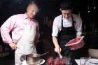 22. maija saulainajā vakarā restorānā Burkāns pulcējās īsti gardēži, lai baudītu Latvijā zināmu šefpavāru pagatavotus ēdienus un piemeklētus vīnus - w 48