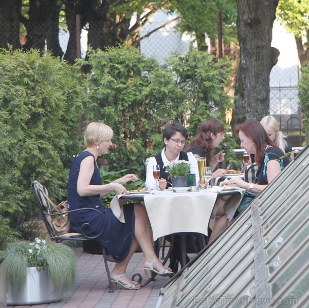 Rīgas viens no labākajiem restorāniem «Piramīda» atklāj vasaras terasi 123145