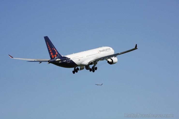 Brussels Airlines pārstāvis Latvijā Baltic GSA iepazīstina ar ērtībām, kas pasažieriem nodrošinātas starptautisko lidojumu laikā. Aviobiļetes iegādāji 123285