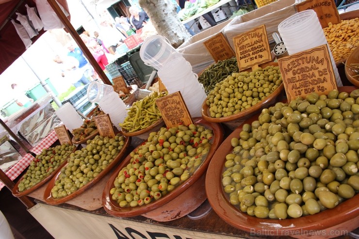 Polensas tirdziņš piedāvā dažādus Spānijas gardumus – olīvas, sierus, vītinātu gaļu 123303