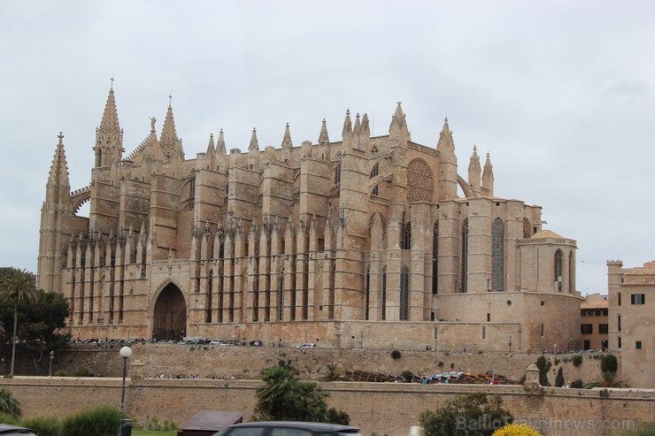Katedrāles celtniecība uzsākta 18.gs.,bet 20.gs. tās restaurāciju vadīja ievērojamais spāņu arhitekts Antonia Gaudi.Katedrāles iekštelpas pārsteidz ar 123310