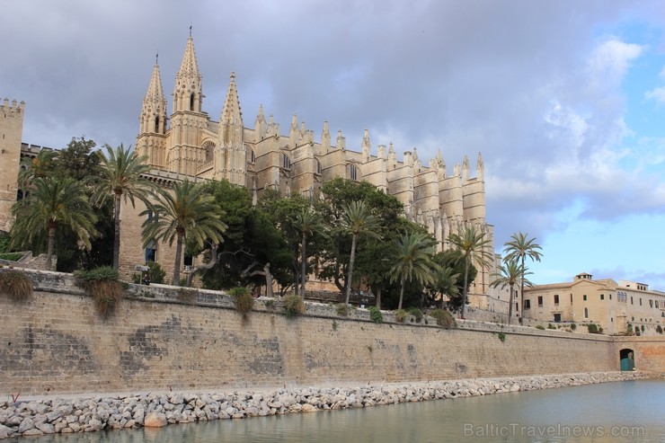 Baleāru salu galvaspilsēta ir Palma de Maljorka, un tās ievērojamākā celtne ir pasaulslavenā Palmas katedrāle, kuras gotiskie tornīši rada elpu aizrau 123311