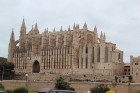 Katedrāles celtniecība uzsākta 18.gs.,bet 20.gs. tās restaurāciju vadīja ievērojamais spāņu arhitekts Antonia Gaudi.Katedrāles iekštelpas pārsteidz ar 5