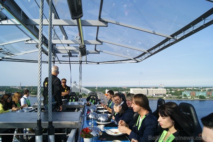 4. jūnija rītā Travelnews.lv redakcijai tika dota lieliska iespēja - brokastot Dinner In The Sky restorānā un vērot Rīgu teju 50 metru augstumā 4. jūnija rītā Travelnews.lv redakcijai tika dota lieliska iespēja - brokastot Dinner In The Sky restorānā un vērot Rīgu teju 50 metru augstumā 124380
