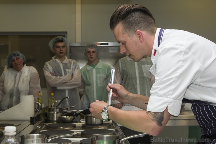 Kulinārijas meistarklase Rīgas Tūrisma un radošās industrijas tehnikumā ar Tommiju Ronti no Norvēģijas Kulinārijas meistarklase Rīgas Tūrisma un radošās industrijas tehnikumā ar Tommiju Ronti no Norvēģijas 124503