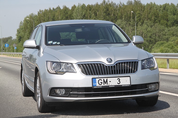 Škoda SuperB Ambition 2.0 TDI CR DPF ir aprīkots ar 140 zirgspēku motoru un 6 pārnesumu manuālo ātrumkārbu Škoda SuperB Ambition 2.0 TDI CR DPF ir aprīkots ar 140 zirgspēku motoru un 6 pārnesumu manuālo ātrumkārbu 124517