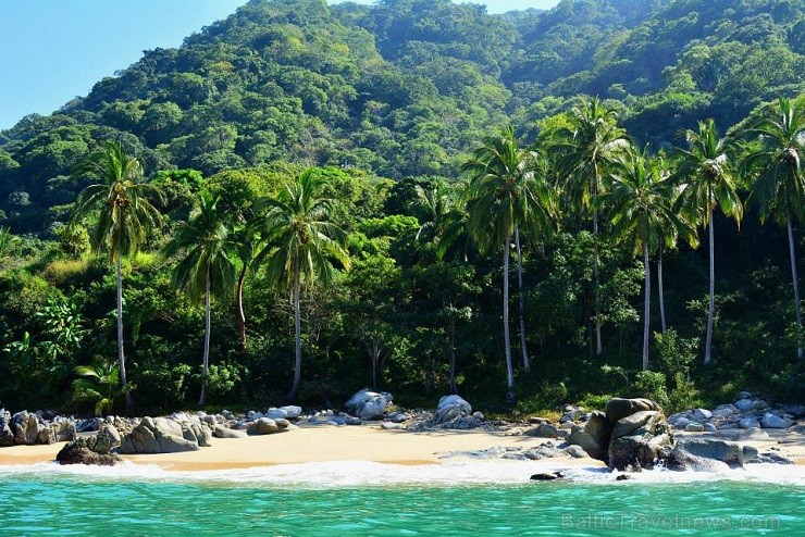 Gleznainas palmu pludmales iespiestas starp klintīm un džungļiem klātiem kalniem... 124787