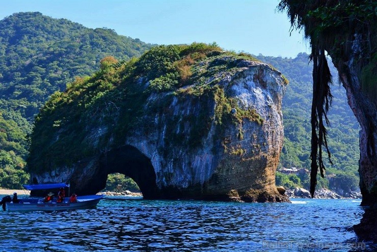 No zvejnieku ciematiņa Boca de Tomatlan var doties īsā izbraucienā ar laivu uz savdabīgajām Los Arcos salām, kur smaragdzaļā lagūnā paceļas draudīgas  124791