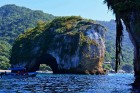 No zvejnieku ciematiņa Boca de Tomatlan var doties īsā izbraucienā ar laivu uz savdabīgajām Los Arcos salām, kur smaragdzaļā lagūnā paceļas draudīgas  9