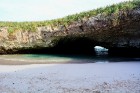 Playa de Amor pludmale ir viena no neparastākajām planētas pludmalēm, kas sasniedzama vienīgi izpeldot caur zemūdens arku jeb tuneli bēguma laikā 12